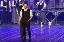 D427003Aupied-Perros