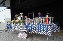 Podium et coupes des vainqueurs Rallye de BROCELIANDE 2024-9730