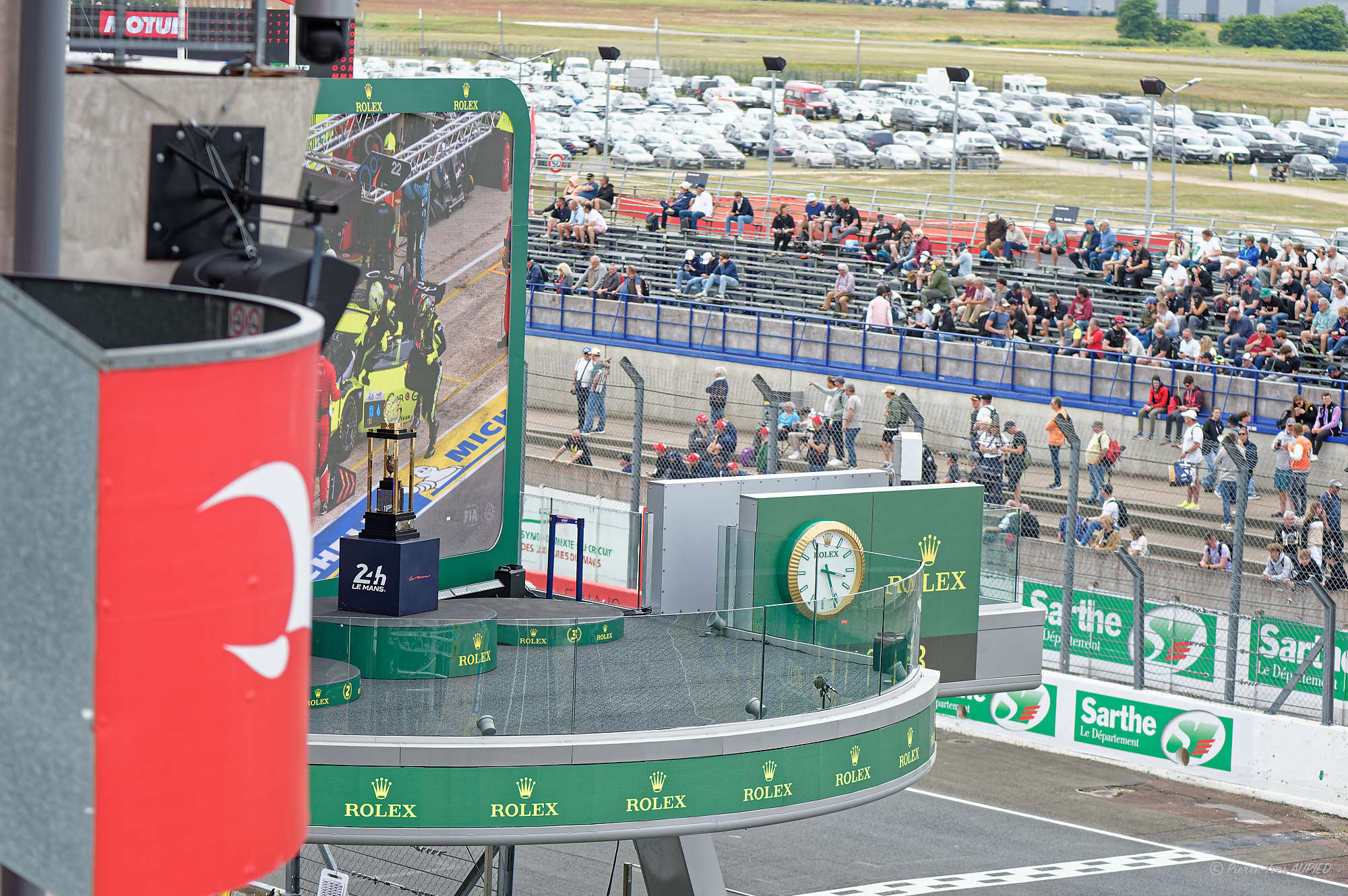 Trophée des vainqueurs 2026 sur le podium - 716D4C