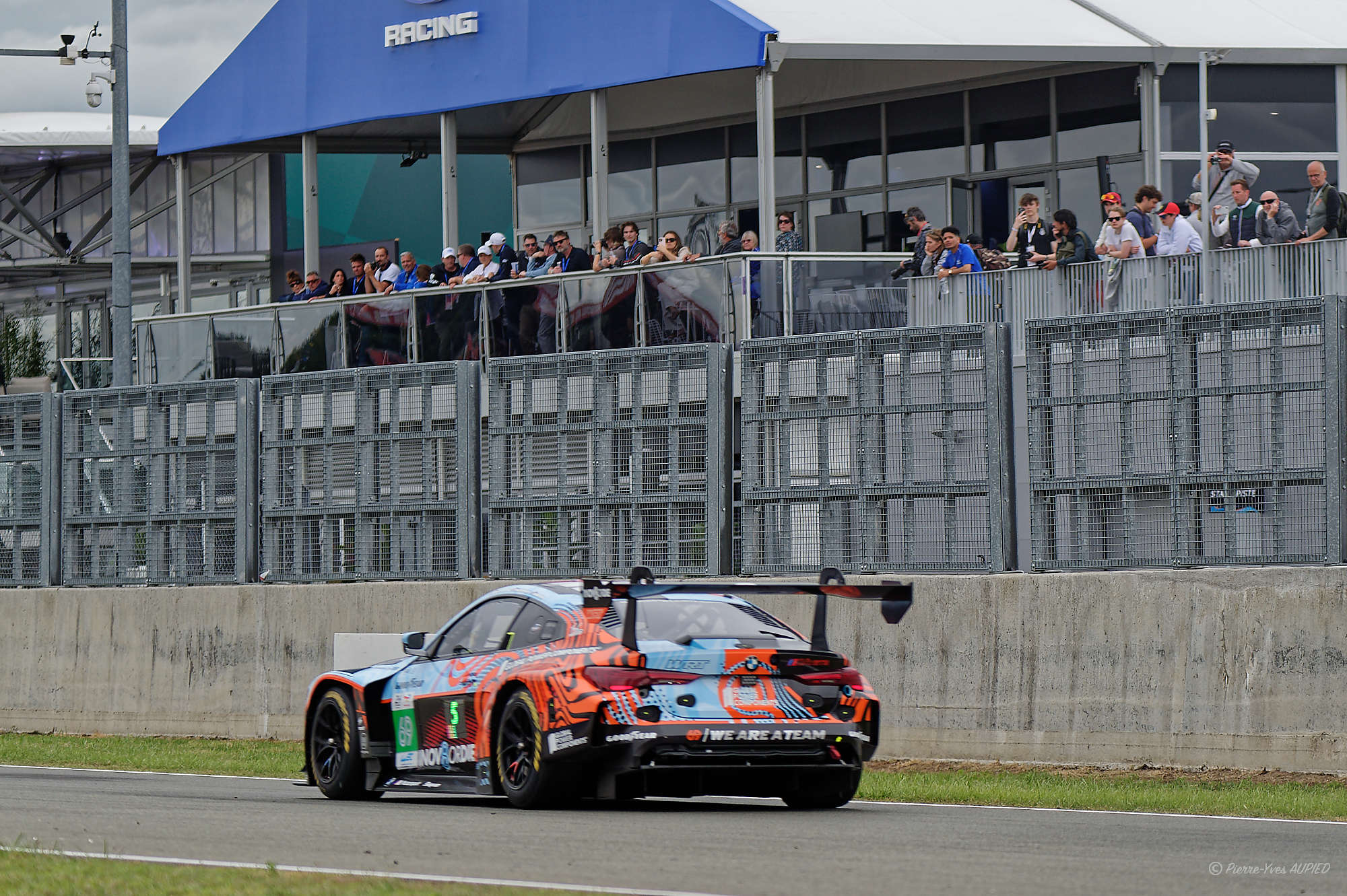 N° 69 BMW M4 LMGT3 Evo en catégorie LMGT3 - 24 H du Mans 2026 - 798D4C