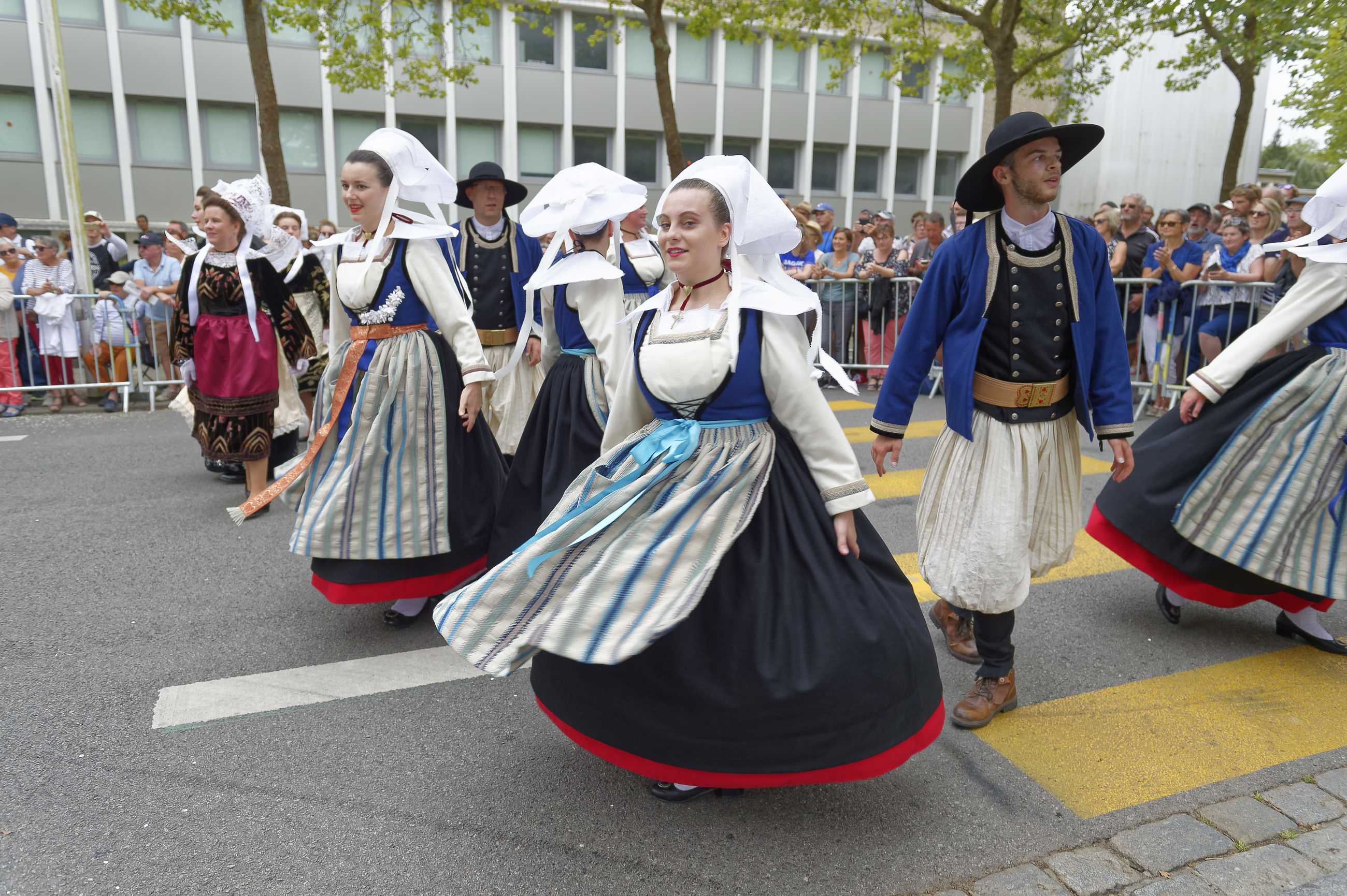 Festival interceltique - Cercle Ar Bleuniou Kignez - D420036