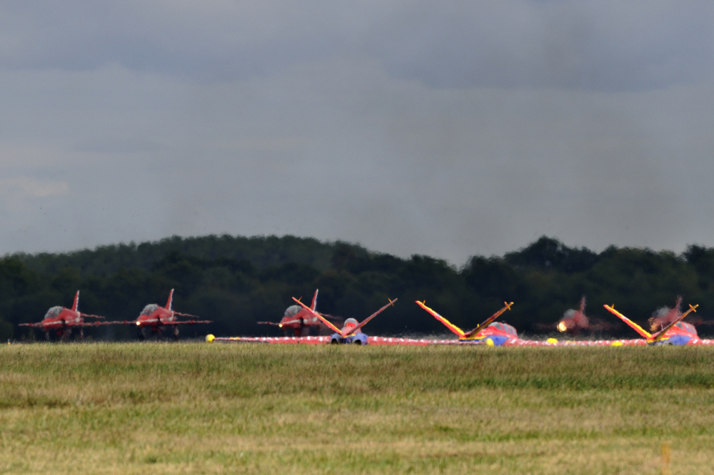 RENNES AIRSHOW 2010 -   les " Red Arrows " 3