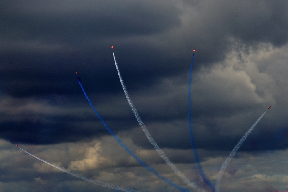 RENNES AIRSHOW 2010 -   les " Red Arrows " 2